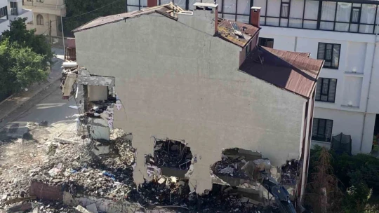 Elazığ'da yarım saatte yıkılması beklenen hasarlı bina 7 saatte yıkılamadı