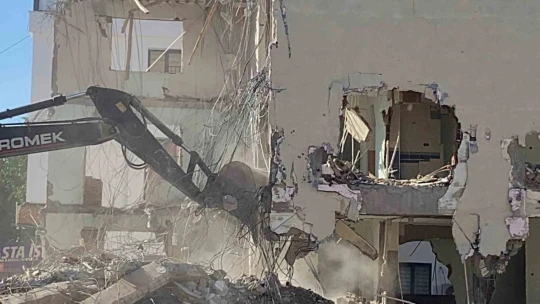 Elazığ'da yarım saatte yıkılması beklenen hasarlı bina 7 saatte yıkılamadı