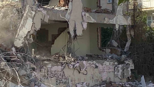 Elazığ'da yarım saatte yıkılması beklenen hasarlı bina 7 saatte yıkılamadı