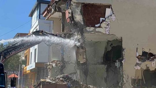 Elazığ'da yarım saatte yıkılması beklenen hasarlı bina 7 saatte yıkılamadı