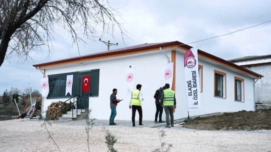 Elazığ'da yerinde dönüşümde ilk köy evi sahibine teslim edildi