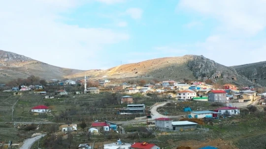 Elazığ'da yerinde dönüşümde ilk köy evi sahibine teslim edildi