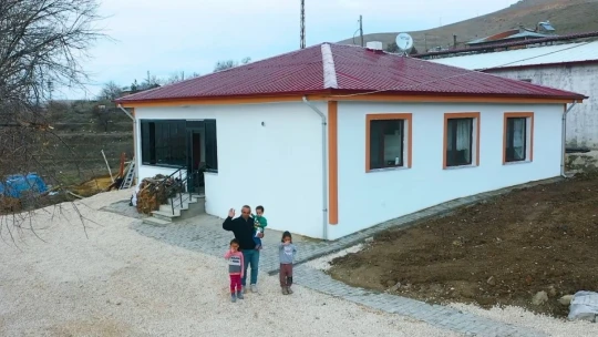 Elazığ'da yerinde dönüşümde ilk köy evi sahibine teslim edildi