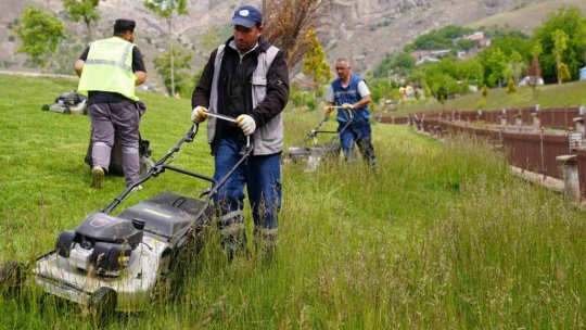 Elazığ'da yeşil alanlarda bahar temizliği
