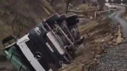 Elazığ'da yol çöktü, beton mikseri yan yattı