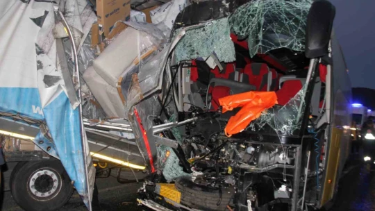 Elazığ'da yolcu otobüsü ile tır çarpıştı: 1 ölü, 32 yaralı