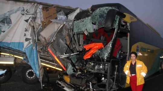 Elazığ'da yolcu otobüsü ile tır çarpıştı: 1 ölü, 32 yaralı