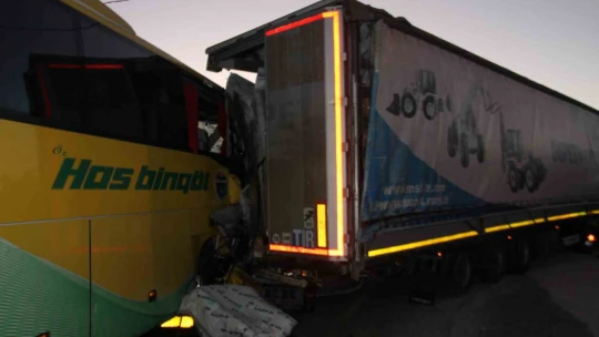 Elazığ'da yolcu otobüsü ile tır çarpıştı: 1 ölü, 32 yaralı