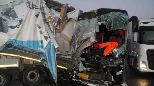 Elazığ'da yolcu otobüsü ile tır çarpıştı: 1 ölü, 32 yaralı