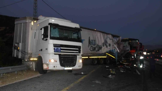 Elazığ'da yolcu otobüsü ile tır çarpıştı: 1 ölü, 32 yaralı