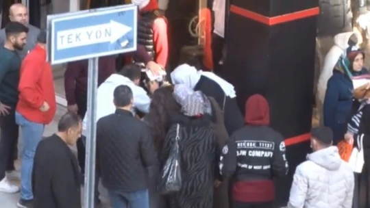 Elazığ'da yolda yürürken başına cam düşen kadın yaralandı