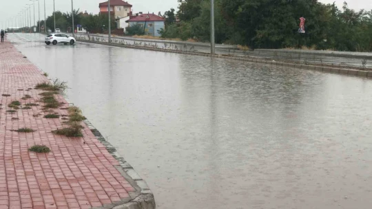 Elazığ'da yollar göle döndü, bahçe ve ahırları su bastı