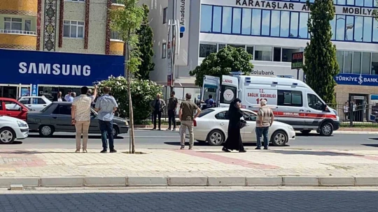 Elazığ'da yolun karşısına geçmek isteyen yayaya araç çarptı: 1 yaralı