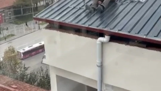 Elazığ'da yürekleri ağza getiren çatı yapımı