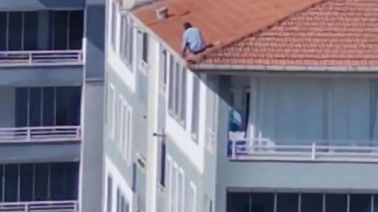 Elazığ'da yürekleri ağza getiren çatı tamiratı