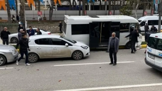 Elazığ'da zincirleme kaza: 3 araçta maddi hasar oluştu