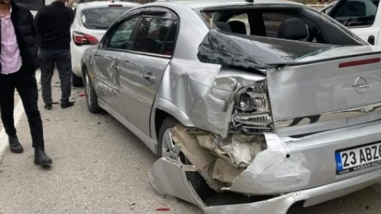 Elazığ'da zincirleme kaza: 3 araçta maddi hasar oluştu