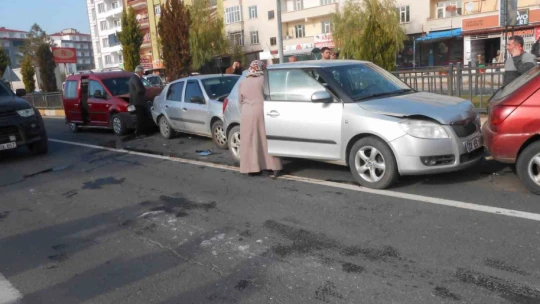 Elazığ'da zincirleme kaza: 5 araç hasar aldı