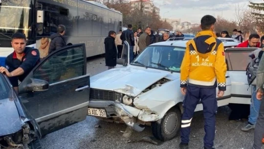 Elazığ'da zincirleme trafik kazası: 3 yaralı