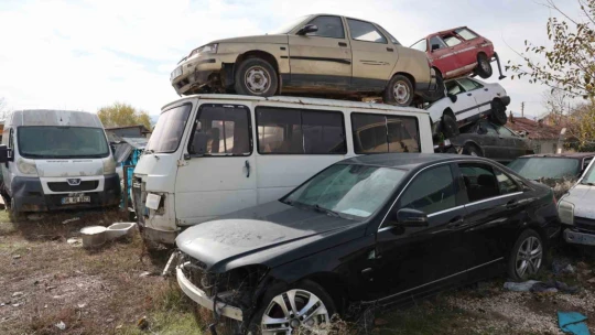 Elazığ'daki araç mezarlığında 500 milyonluk servet çürüyor