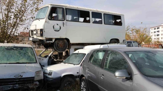 Elazığ'daki araç mezarlığında 500 milyonluk servet çürüyor