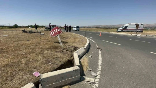 Elazığ'daki kazada yaralılara ilk müdahaleyi yapan vatandaş konuştu: 'Önce refüje sonra kavşağa vurup takla atmış'