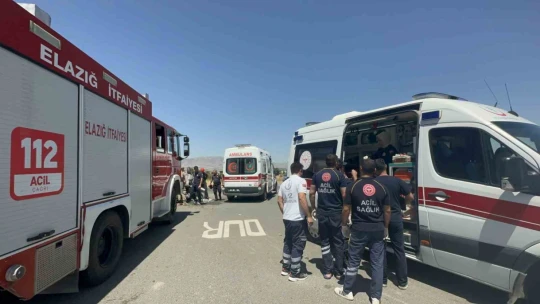 Elazığ'daki kazada yaralılara ilk müdahaleyi yapan vatandaş konuştu: 'Önce refüje sonra kavşağa vurup takla atmış'