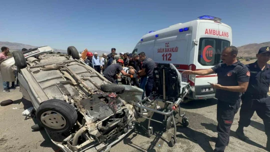 Elazığ'daki kazada yaralılara ilk müdahaleyi yapan vatandaş konuştu: 'Önce refüje sonra kavşağa vurup takla atmış'
