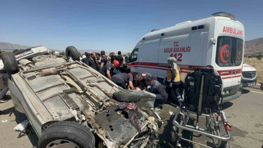 Elazığ'daki kazada yaralılara ilk müdahaleyi yapan vatandaş konuştu: 'Önce refüje sonra kavşağa vurup takla atmış'
