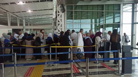 Elazığ'dan umreye giden vatandaşlar dualarla uğurlandı