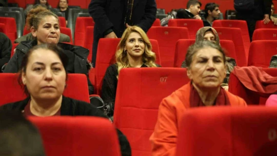 Elazığ merkezin tek kadın muhtarı öncü oldu, mahalle sakinleri sinemada buluştu
