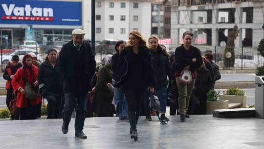 Elazığ merkezin tek kadın muhtarı öncü oldu, mahalle sakinleri sinemada buluştu