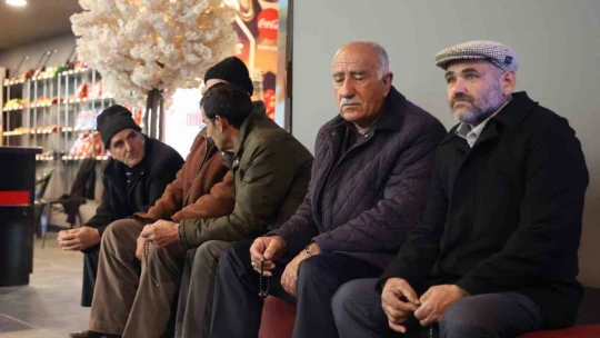 Elazığ merkezin tek kadın muhtarı öncü oldu, mahalle sakinleri sinemada buluştu