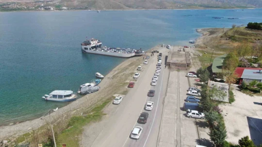 Elazığ-Pertek feribotlarında bayram yoğunluğu