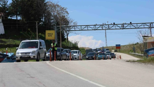 Elazığ-Pertek feribotlarında bayram yoğunluğu