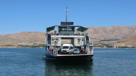Elazığ-Pertek feribotlarında bayram hareketliliği