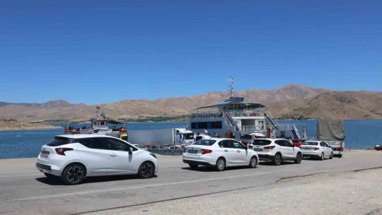 Elazığ-Pertek feribotlarında bayram hareketliliği