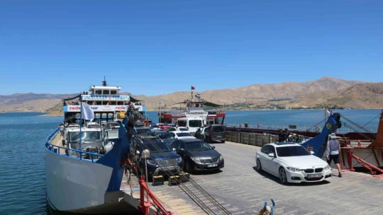 Elazığ-Pertek feribotlarında bayram hareketliliği