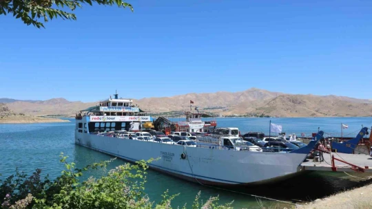 Elazığ-Pertek feribotlarında bayram hareketliliği
