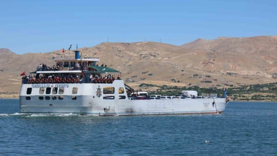 Elazığ-Pertek feribotlarında bayram hareketliliği
