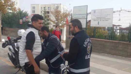 Elazığ polisinin okul önü denetimleri sürüyor