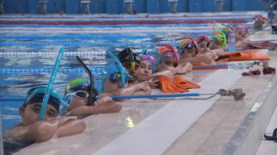 Elazığlı sporcular, şampiyonluk için kulaç atıyor