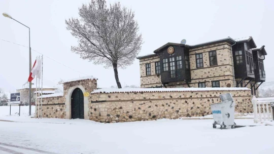 Elazığlılar güne karla uyandı