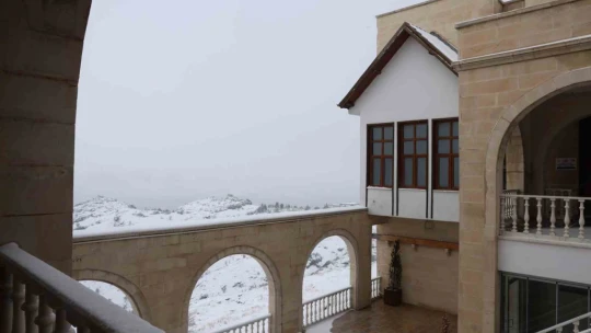 Elazığlılar güne karla uyandı