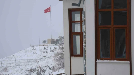 Elazığlılar güne karla uyandı