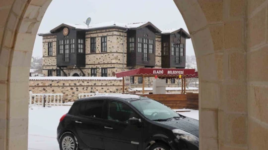 Elazığlılar güne karla uyandı