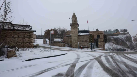 Elazığlılar güne karla uyandı