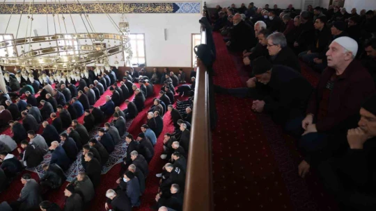 Elazığlılar Ramazan'ın ilk cumasında camileri doldurdu