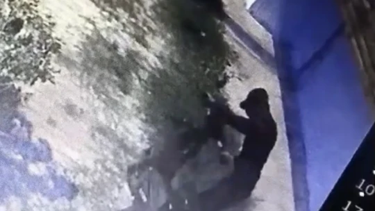 Elektrikli motosikletin çalınma anı kamerada