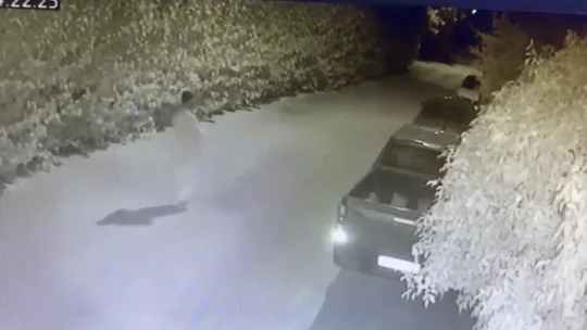 Elini kolunu sallayarak geldi, aracı çalıp gitti